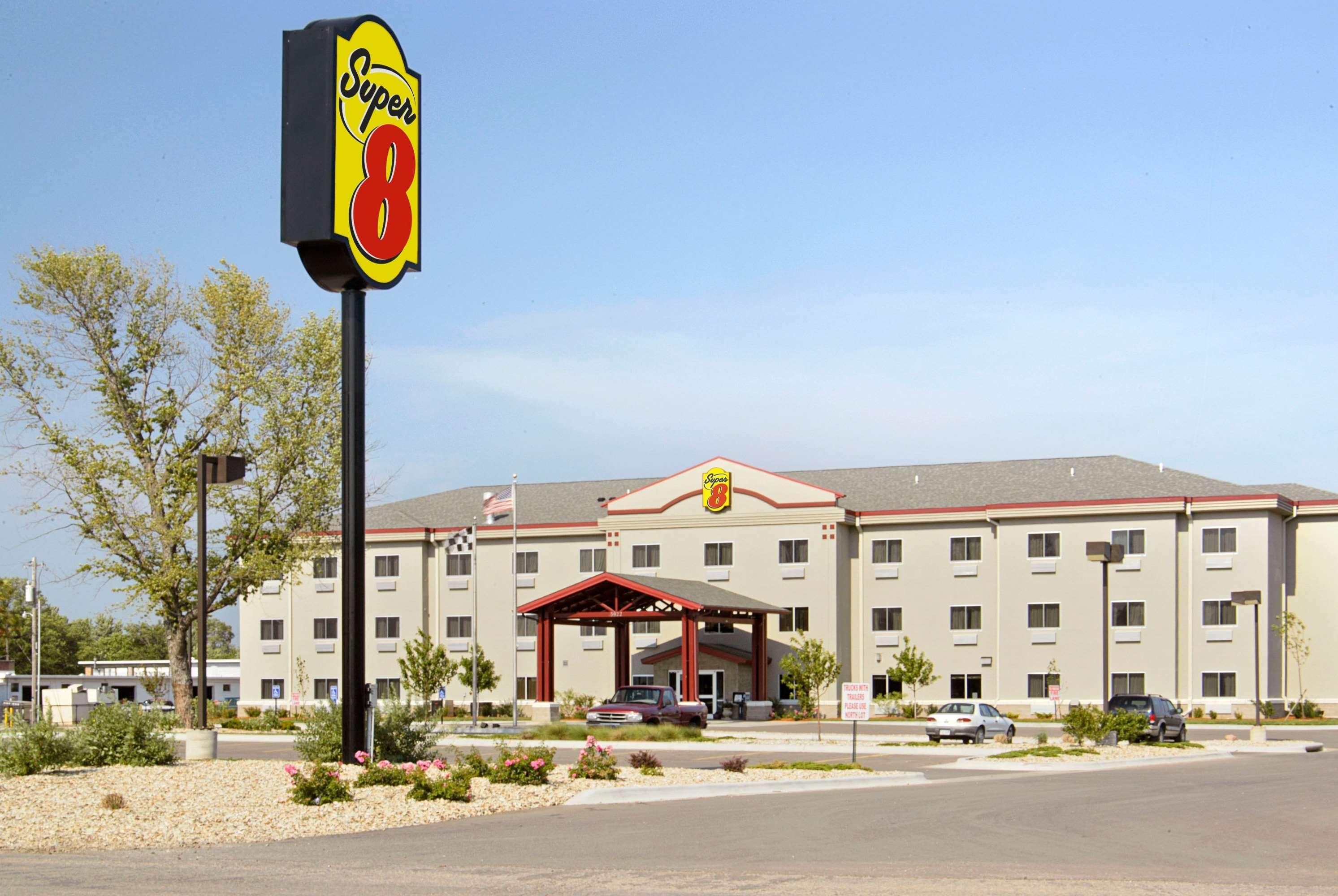 Super 8 By Wyndham Topeka At Forbes Landing Buitenkant foto