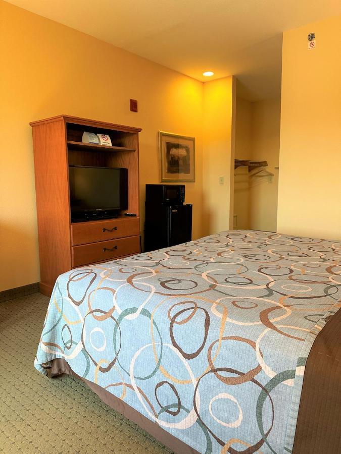 Super 8 By Wyndham Topeka At Forbes Landing Buitenkant foto