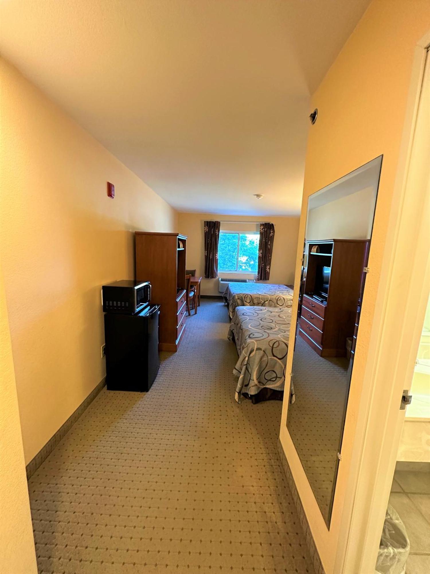 Super 8 By Wyndham Topeka At Forbes Landing Buitenkant foto