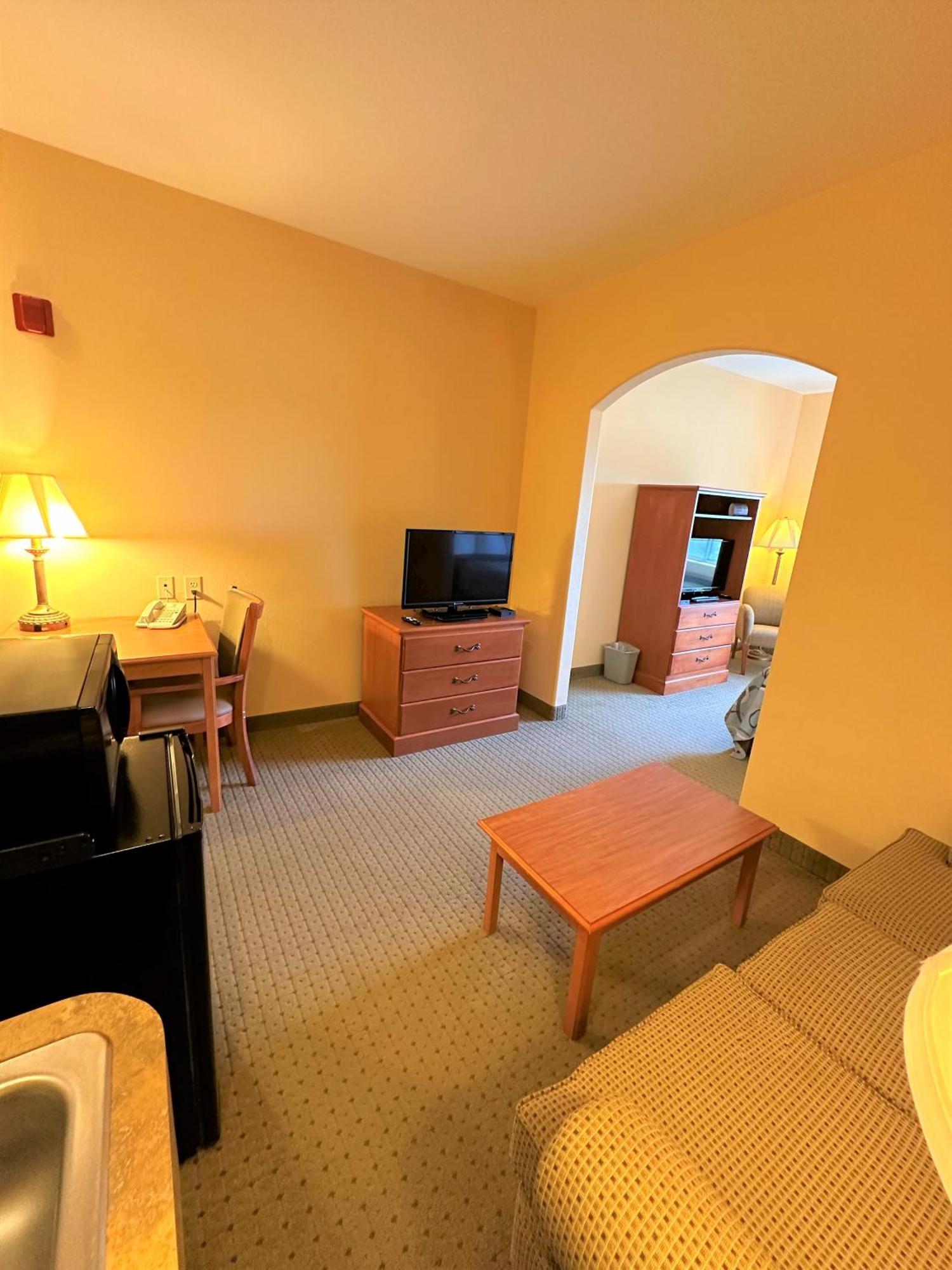 Super 8 By Wyndham Topeka At Forbes Landing Buitenkant foto