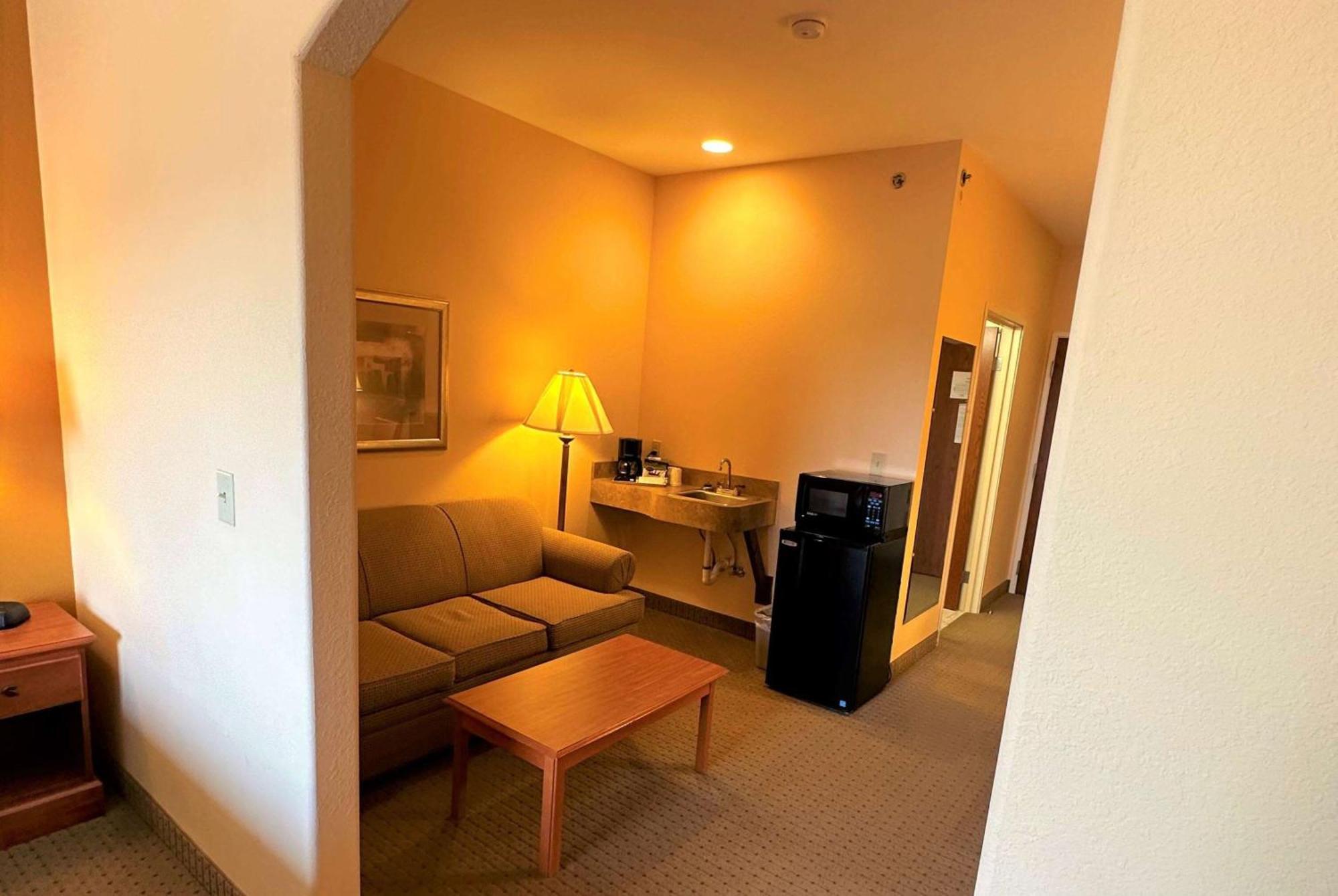 Super 8 By Wyndham Topeka At Forbes Landing Buitenkant foto