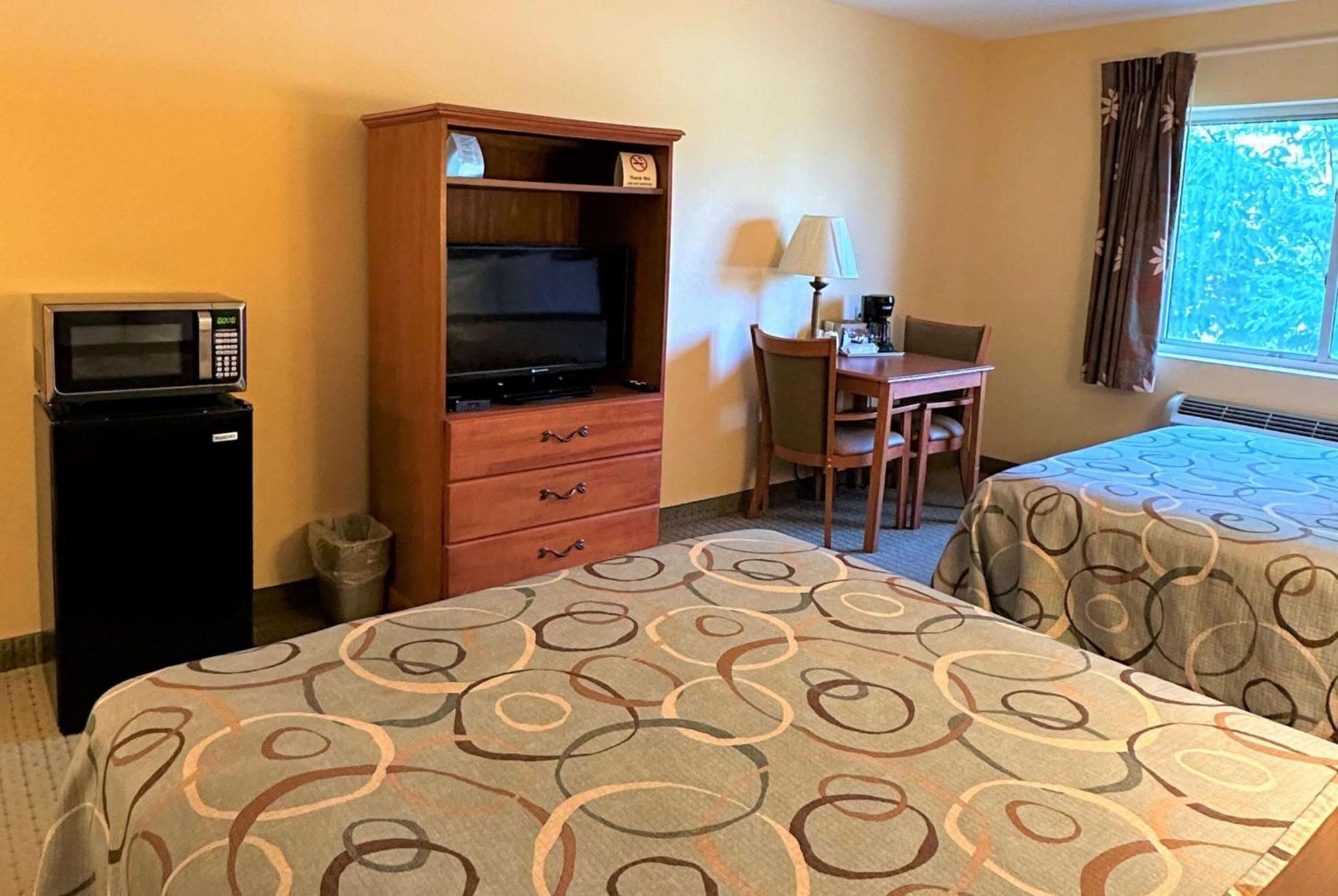Super 8 By Wyndham Topeka At Forbes Landing Buitenkant foto