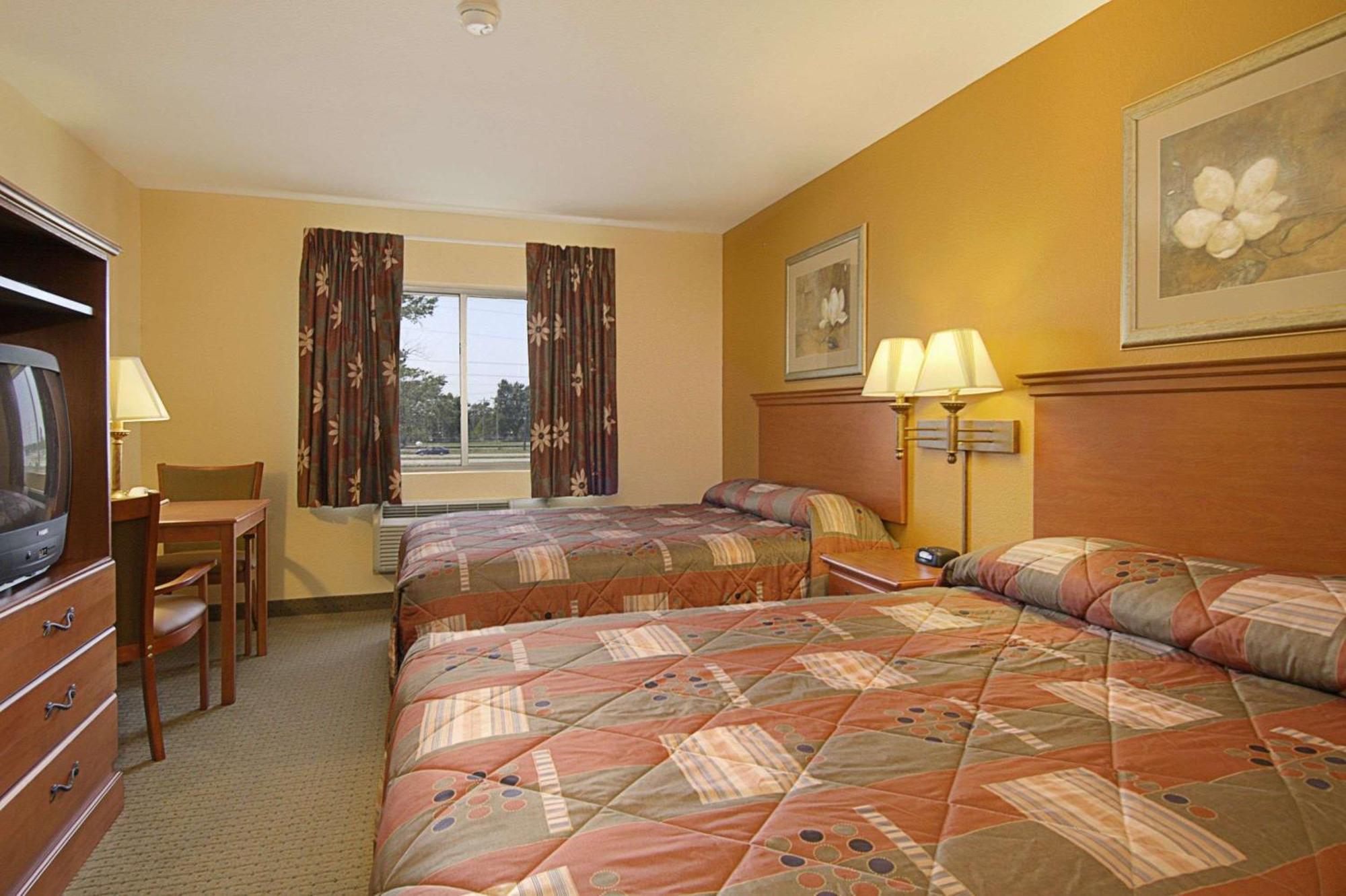 Super 8 By Wyndham Topeka At Forbes Landing Buitenkant foto